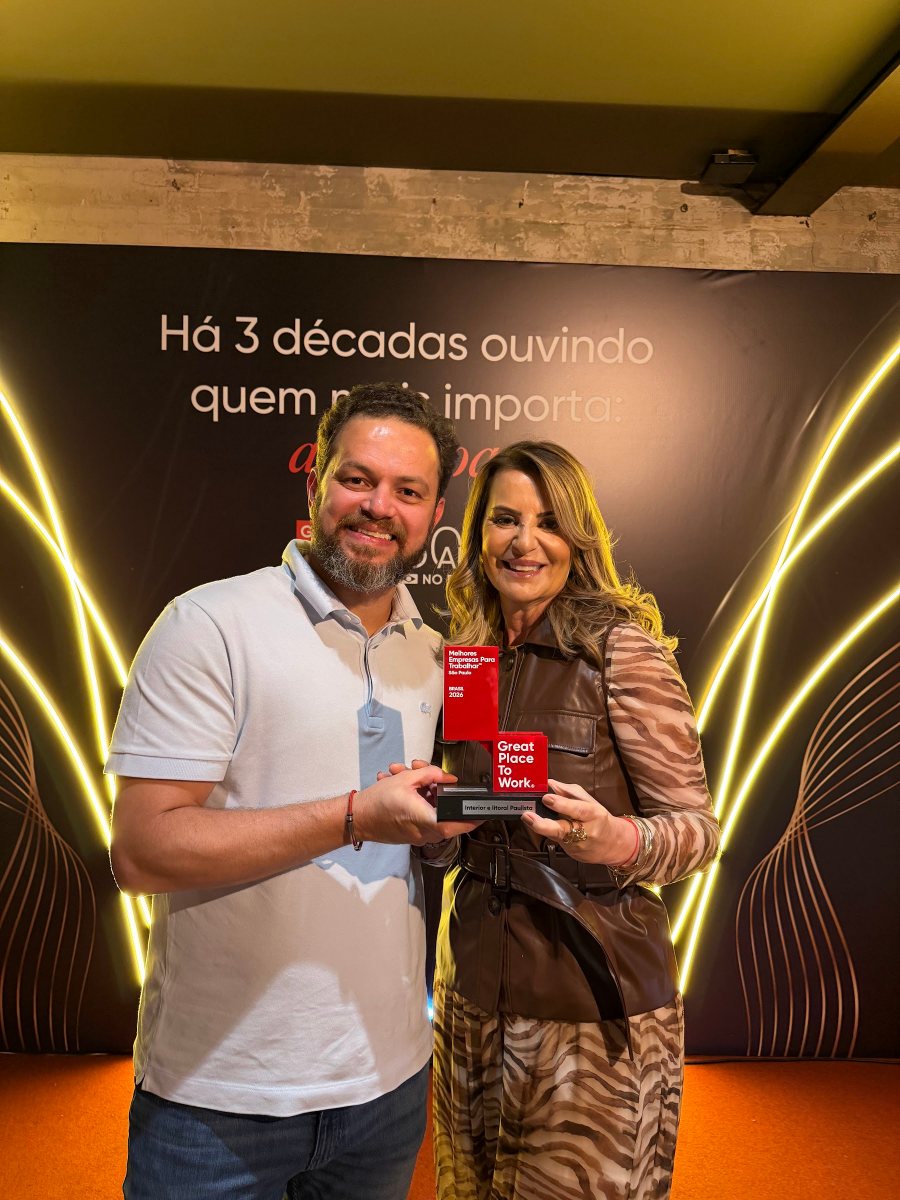 Fabiano Marinho e Stela Patelli em premiação